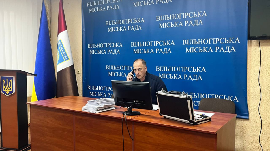 У будівлі виконкому напали на міського голову Вільногірська фото 1
