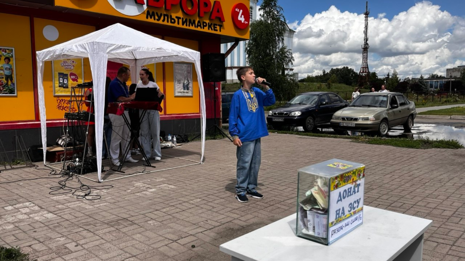 Три години музики просто неба: у Вільногірську благодійним концертом зібрали понад 5 тисяч гривень для поранених захисників фото 1