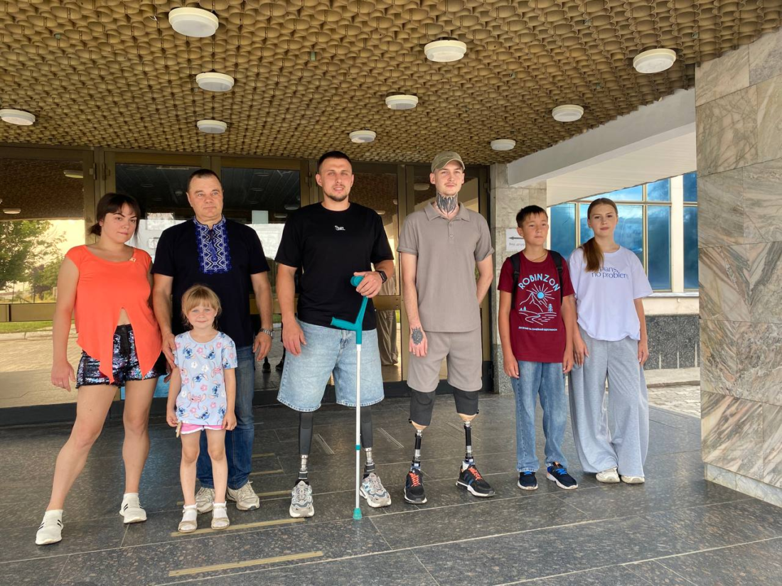 Після концерту – особиста зустріч: у Вільногірську кошти від благодійного виступу передали двом військовим на реабілітації фото 2