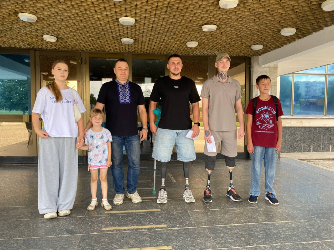Після концерту – особиста зустріч: у Вільногірську кошти від благодійного виступу передали двом військовим на реабілітації фото 5