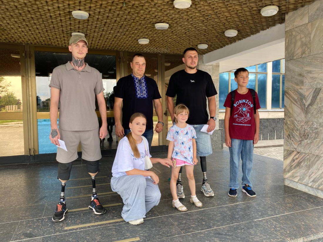Після концерту – особиста зустріч: у Вільногірську кошти від благодійного виступу передали двом військовим на реабілітації фото 8
