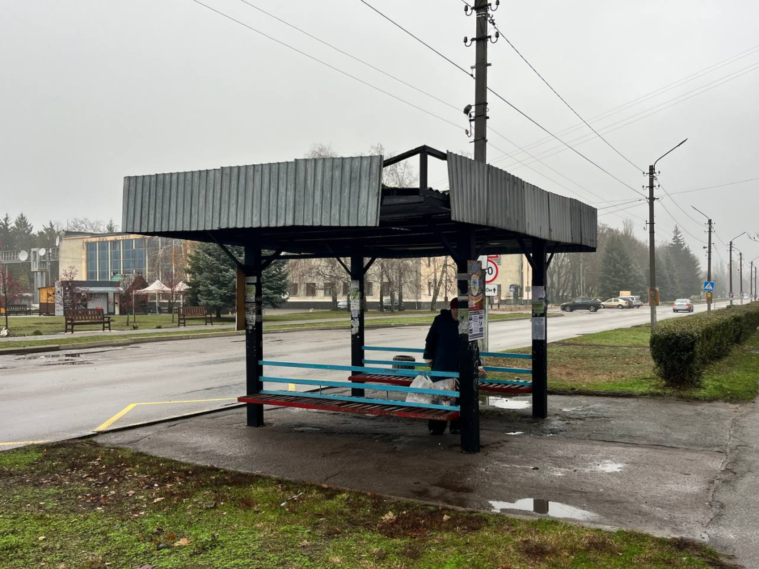 Не чекати змін, а створювати їх: до Дня міста у Вільногірську ремонтують автобусні зупинки фото 5