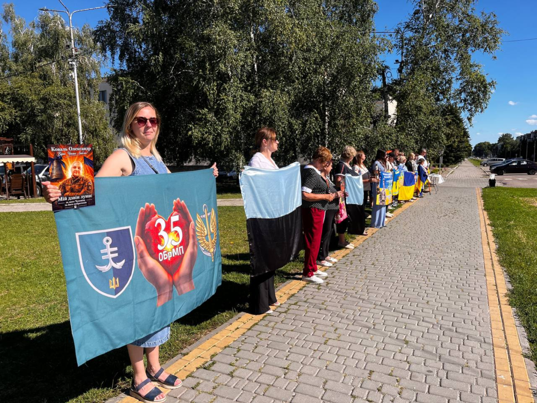 “Поки лунає цей дзвін – живе надія”: у Вільногірську вперше провели акцію на підтримку військовополонених і безвісти зниклих фото 3