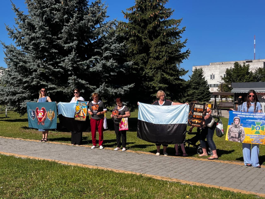 “Поки лунає цей дзвін – живе надія”: у Вільногірську вперше провели акцію на підтримку військовополонених і безвісти зниклих фото 5