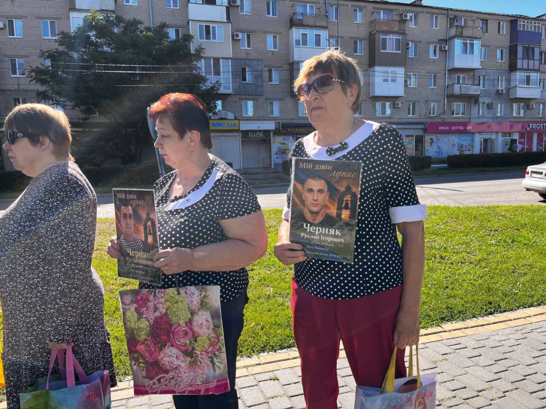 “Поки лунає цей дзвін – живе надія”: у Вільногірську вперше провели акцію на підтримку військовополонених і безвісти зниклих фото 7