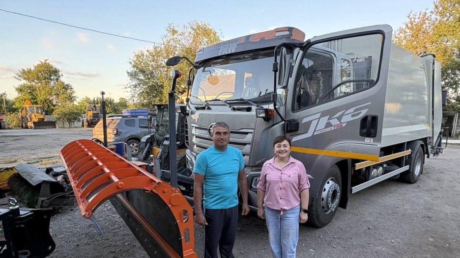 Сміття вивозитимуть, а дороги взимку розчищатимуть: Лихівська громада отримала багатофункціональну спецтехніку фото 1