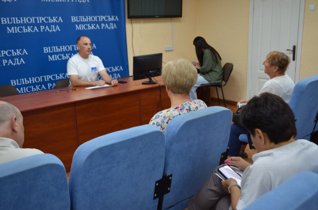 У Вільногірську мешканцям будинку, пошкодженого вибухом газу, пообіцяли щотижневі звіти про відновлення фото 7