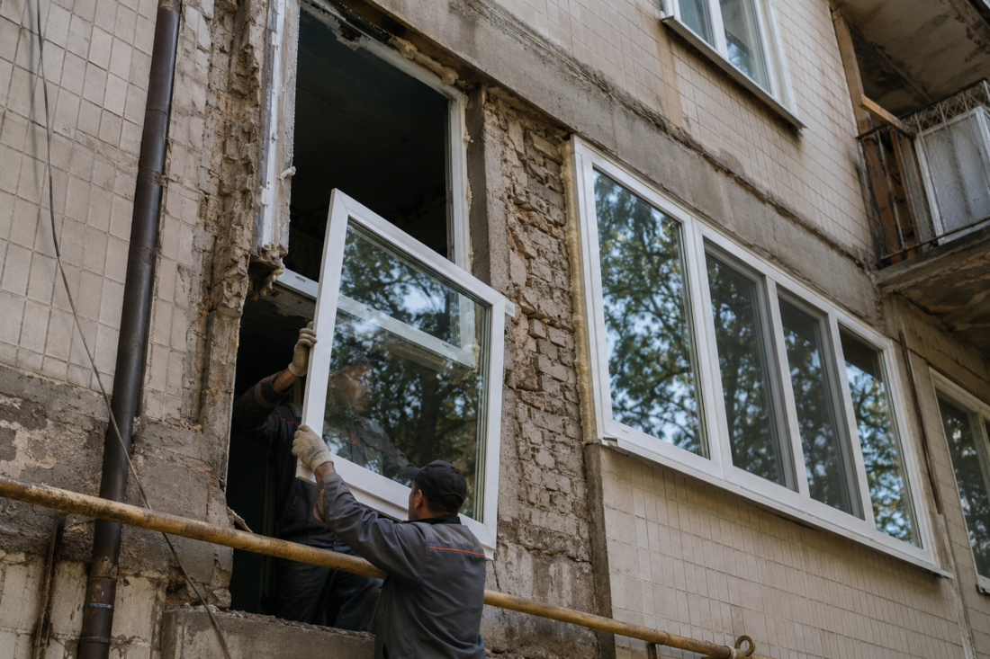 У Вільногірську встановлять металопластикові вікна у пошкодженому вибухом будинку: деталі  фото 2
