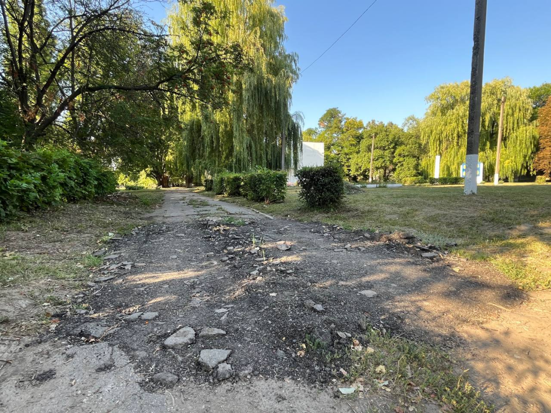 Біля Центру культурних послуг у Вільногірську відремонтують асфальт фото 2