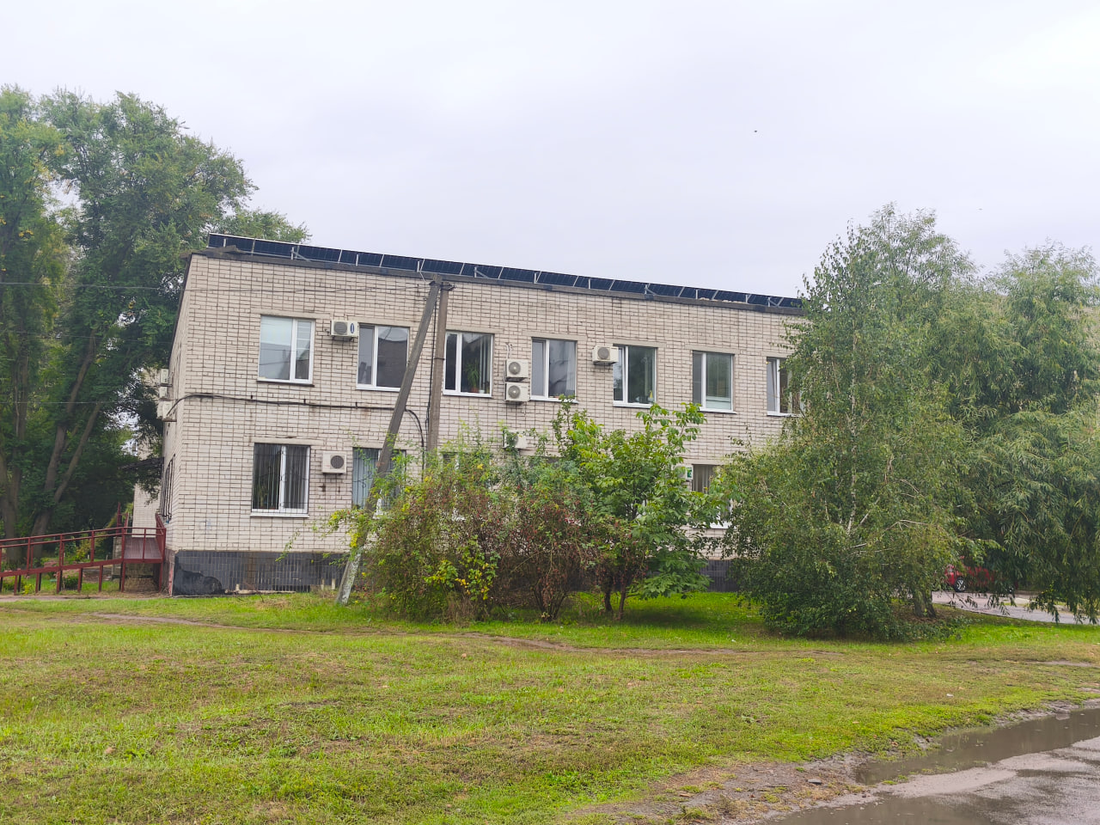 Гібридна сонячна електростанція у Вільногірську Сонце замість мережі: як працює гібридна СЕС “Жилкомсервісу” та скільки вона економить фото 2