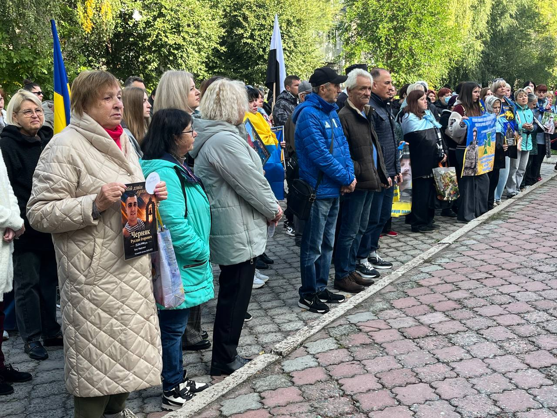 “Вони вдома” – слова, яких чекають найбільше: у Вільногірську провели акцію на підтримку військовополонених і безвісти зниклих фото 5