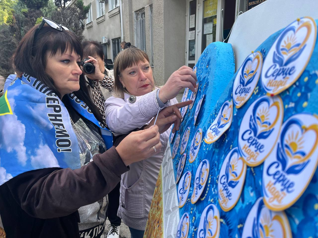 “Вони вдома” – слова, яких чекають найбільше: у Вільногірську провели акцію на підтримку військовополонених і безвісти зниклих фото 6