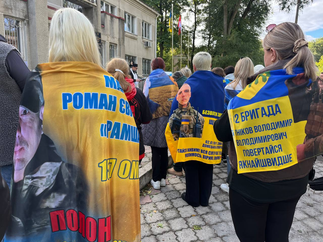 “Вони вдома” – слова, яких чекають найбільше: у Вільногірську провели акцію на підтримку військовополонених і безвісти зниклих фото 8