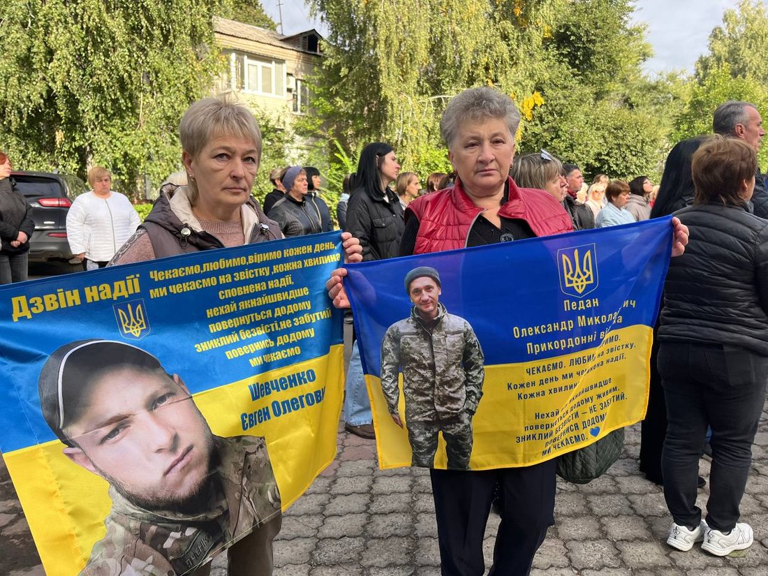 “Вони вдома” – слова, яких чекають найбільше: у Вільногірську провели акцію на підтримку військовополонених і безвісти зниклих фото 9