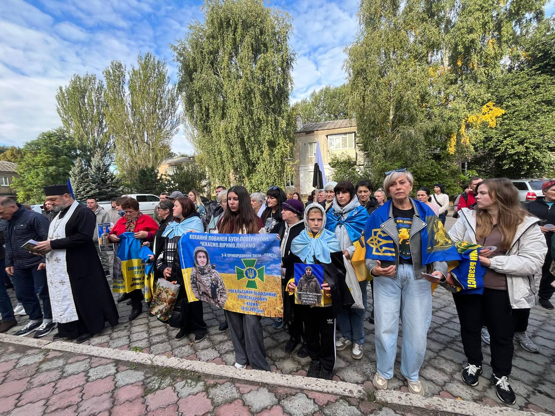 “Вони вдома” – слова, яких чекають найбільше: у Вільногірську провели акцію на підтримку військовополонених і безвісти зниклих фото 13