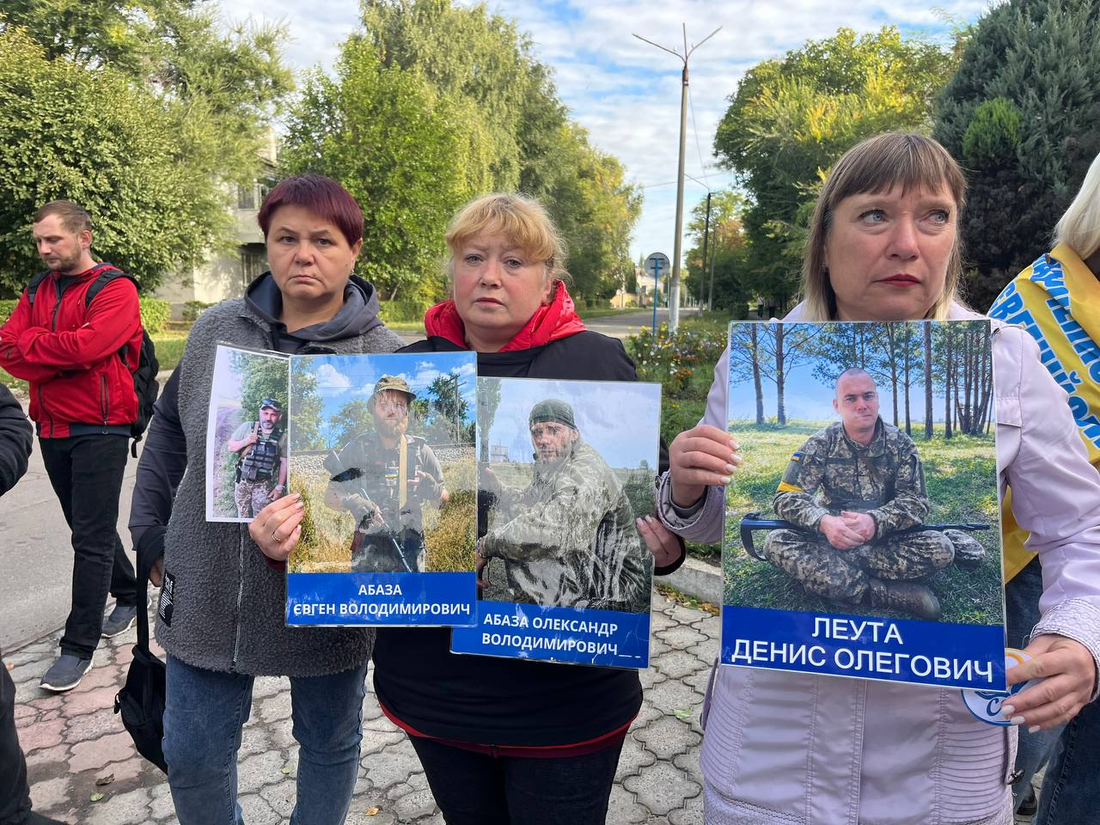 “Вони вдома” – слова, яких чекають найбільше: у Вільногірську провели акцію на підтримку військовополонених і безвісти зниклих фото 10