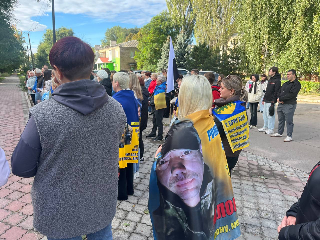 “Вони вдома” – слова, яких чекають найбільше: у Вільногірську провели акцію на підтримку військовополонених і безвісти зниклих фото 11
