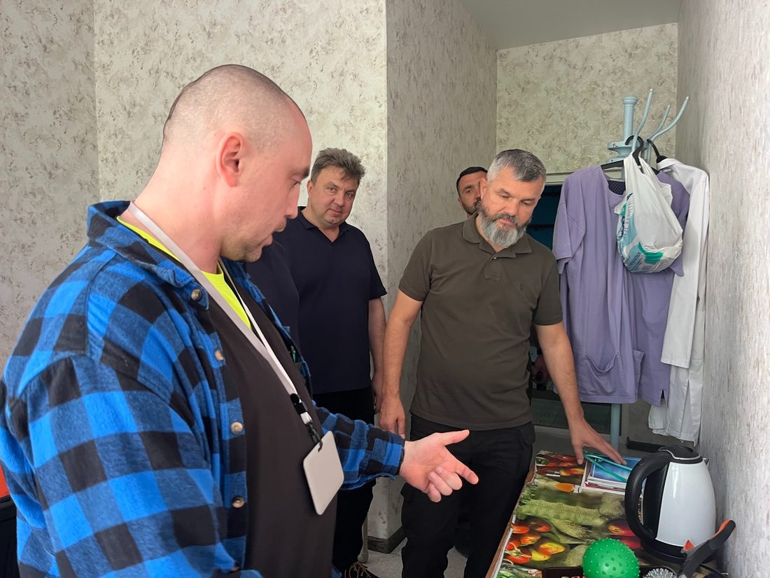 Від класу “Захисту України” до кабінету реабілітації: як пройшов візит голови Кам’янської РВА до Вільногірської громади фото 9