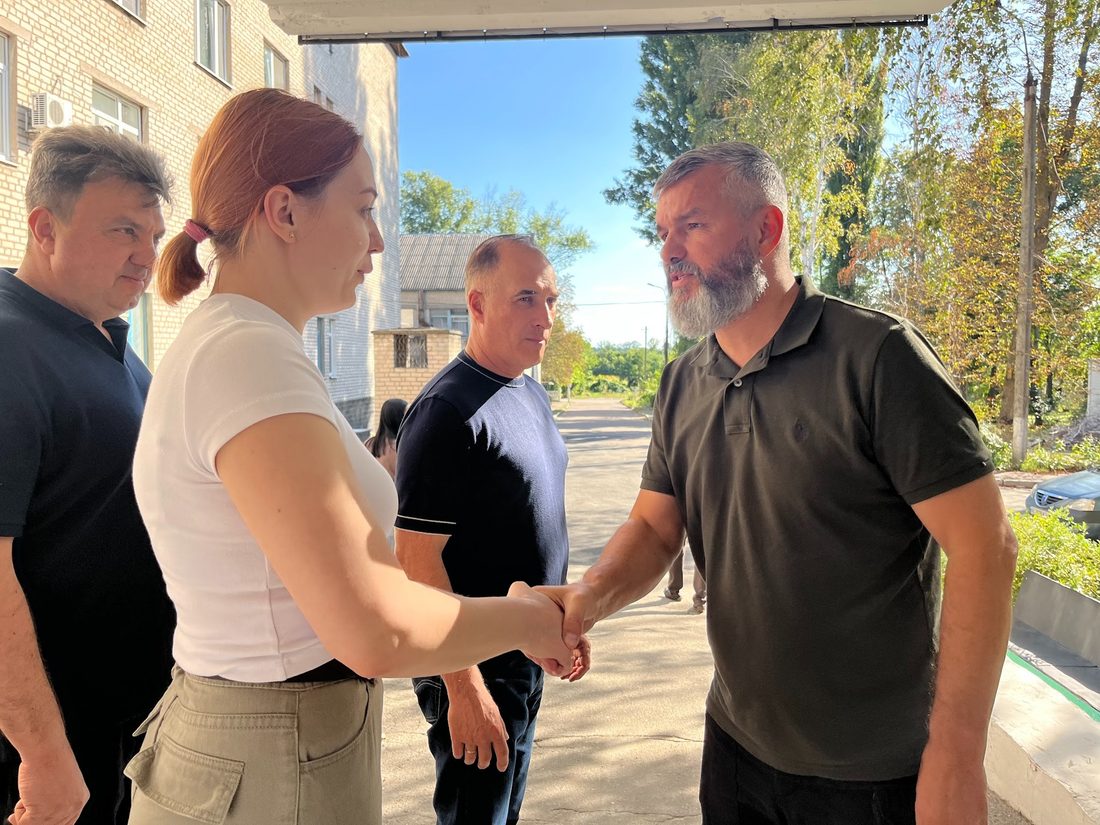 Від класу “Захисту України” до кабінету реабілітації: як пройшов візит голови Кам’янської РВА до Вільногірської громади фото 11