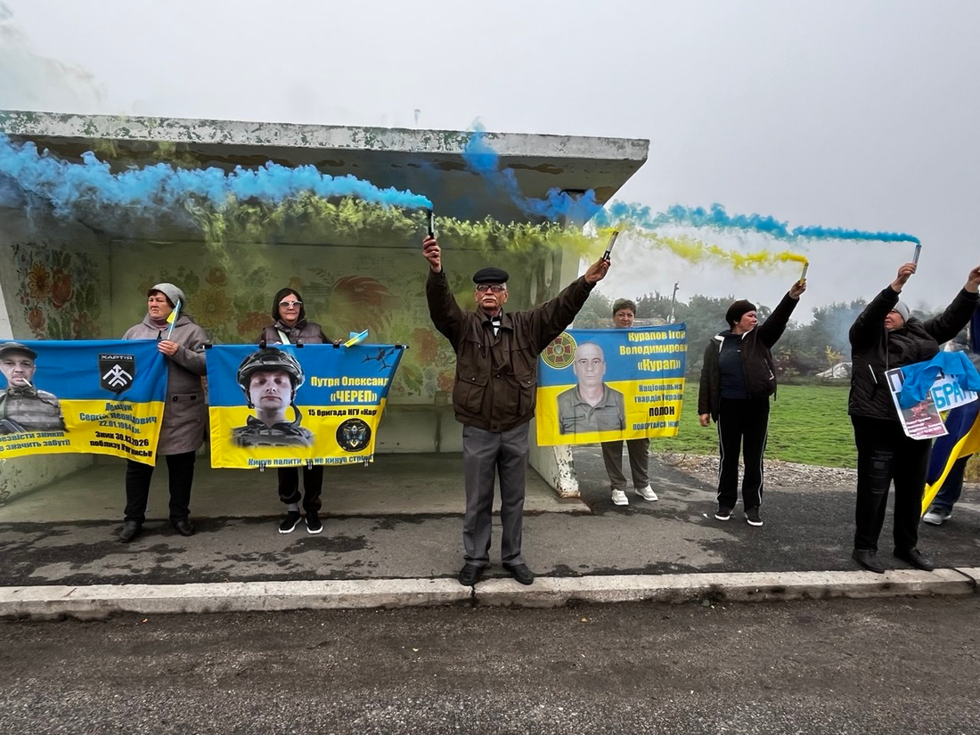 “Ми не можемо просто чекати”: рідні зниклих безвісти та полонених вийшли на акцію на трасі Дніпро – Київ фото 8
