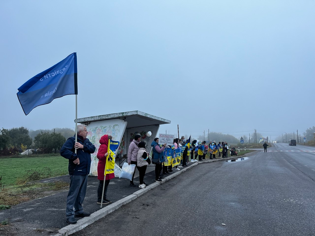 “Ми не можемо просто чекати”: рідні зниклих безвісти та полонених вийшли на акцію на трасі Дніпро – Київ фото 10