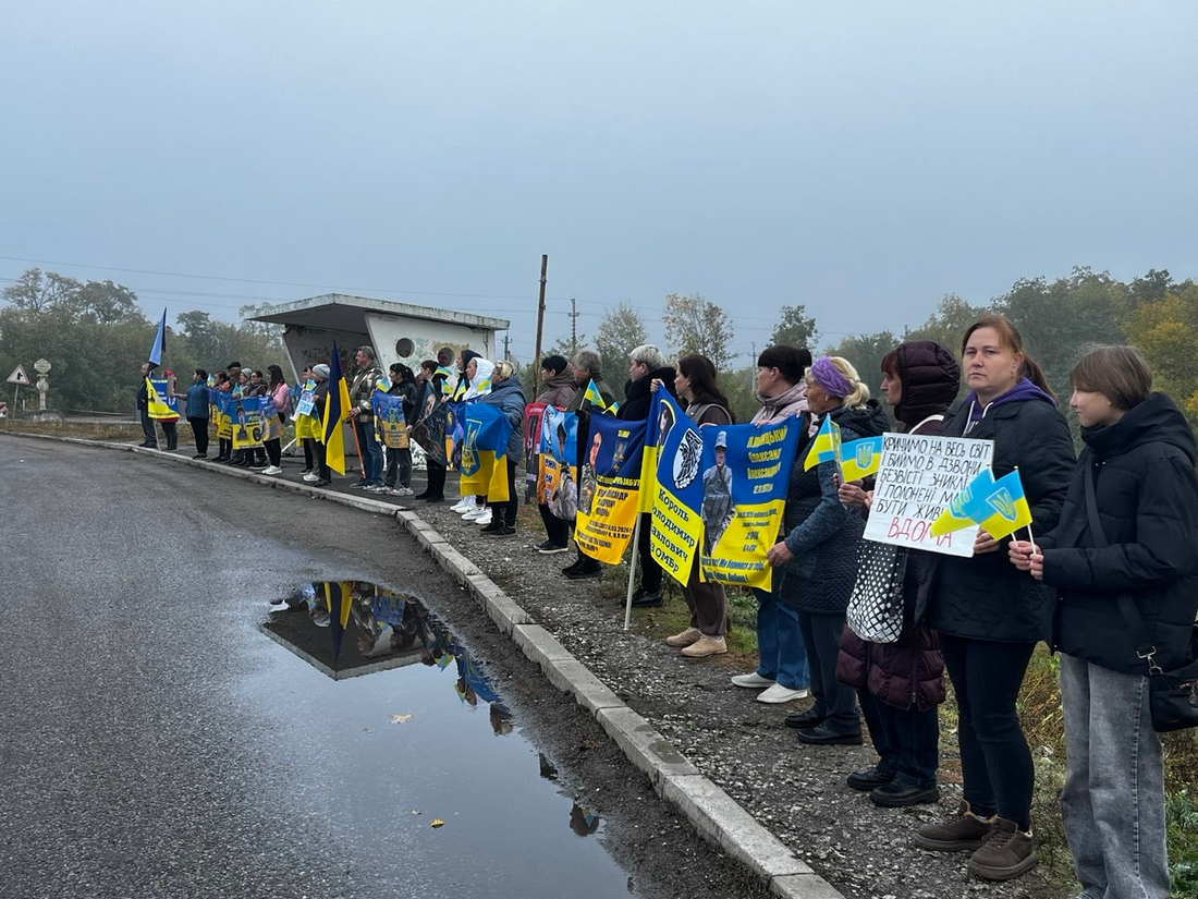 “Ми не можемо просто чекати”: рідні зниклих безвісти та полонених вийшли на акцію на трасі Дніпро – Київ фото 11