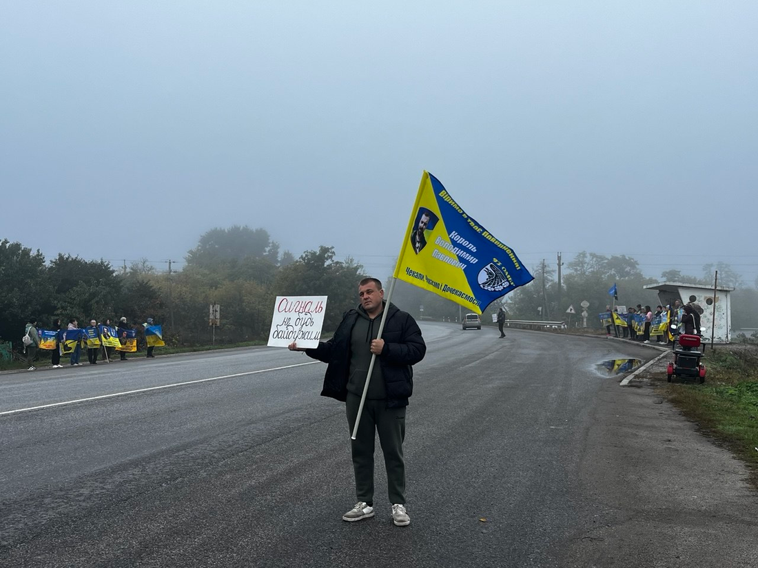 “Ми не можемо просто чекати”: рідні зниклих безвісти та полонених вийшли на акцію на трасі Дніпро – Київ фото 13