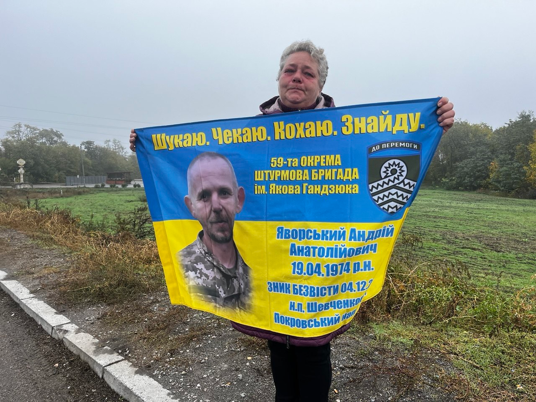 “Ми не можемо просто чекати”: рідні зниклих безвісти та полонених вийшли на акцію на трасі Дніпро – Київ фото 14