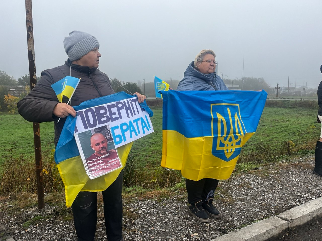 “Ми не можемо просто чекати”: рідні зниклих безвісти та полонених вийшли на акцію на трасі Дніпро – Київ фото 15
