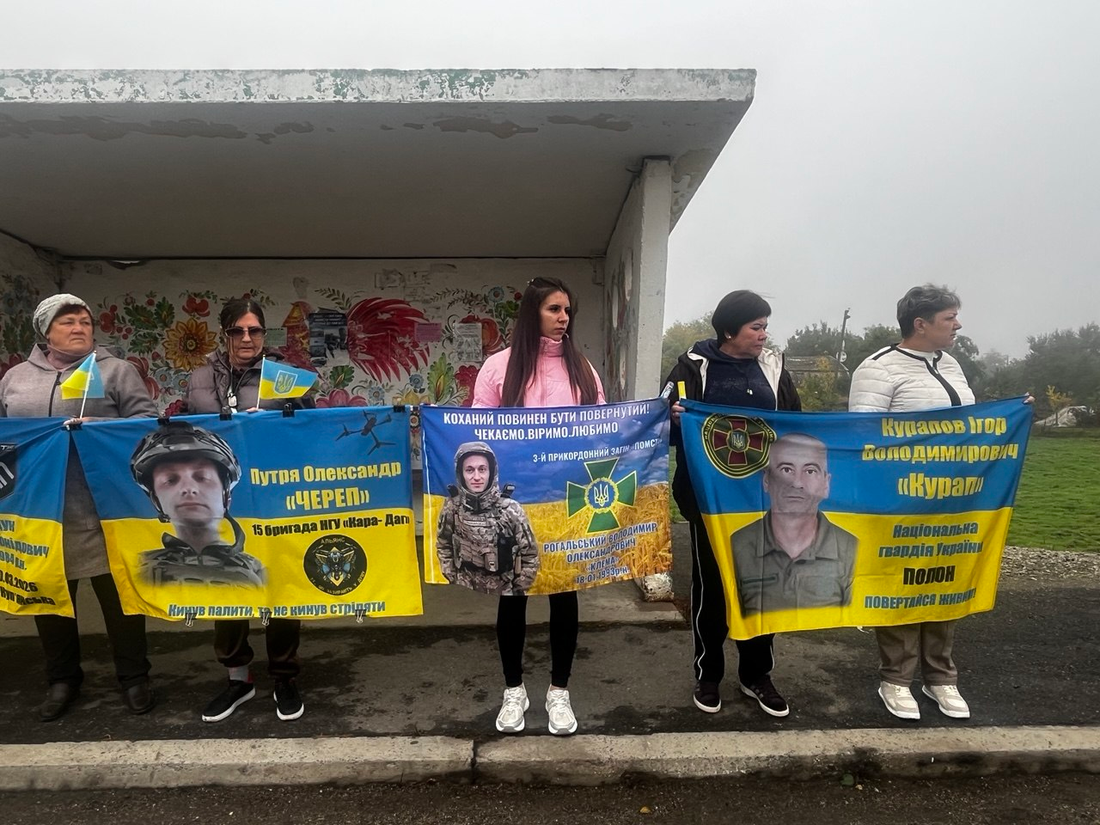 “Ми не можемо просто чекати”: рідні зниклих безвісти та полонених вийшли на акцію на трасі Дніпро – Київ фото 16